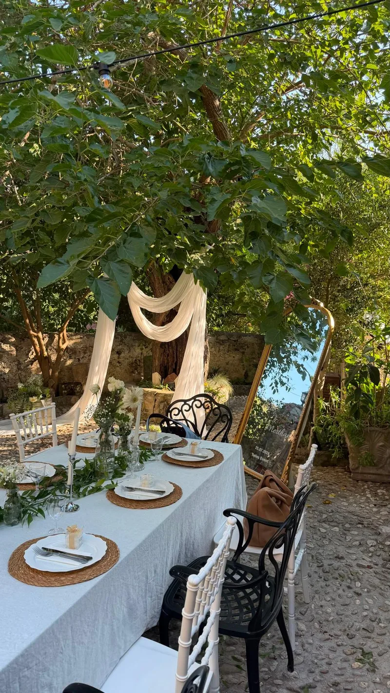 Fatoş ve Merthan engagement photo - Garden